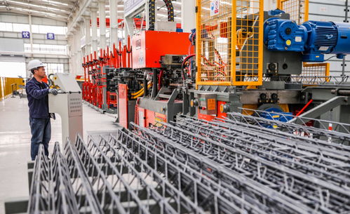 山西建筑產(chǎn)業(yè)現(xiàn)代 晉南 園區(qū)的工人在操控機器加工產(chǎn)品